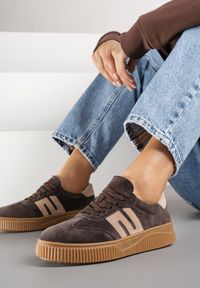 Renee - Ciemnobrązowe Skórzane Sneakersy w Stylu Tenisówek z Geometrycznym Wzorem Halossea. Okazja: na co dzień. Zapięcie: sznurówki. Kolor: brązowy. Materiał: skóra. Wzór: geometria #1