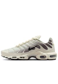 Buty męskie Nike Air Max Plus DM0032-106 - białe. Kolor: biały. Materiał: materiał, syntetyk, guma. Szerokość cholewki: normalna. Sezon: lato. Model: Nike Air Max