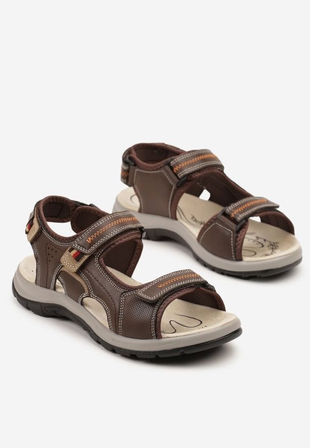 Born2be - Brązowe Sandały Vices w Sportowym Stylu Zapinane na Rzep Tanindra. Okazja: na plażę, na spacer. Zapięcie: rzepy. Kolor: brązowy. Styl: sportowy
