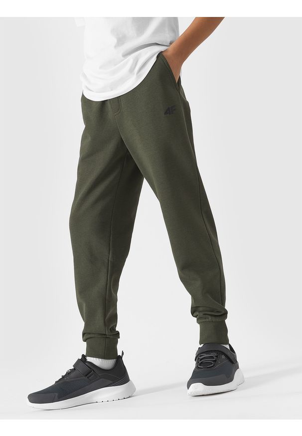 4f - 4F Spodnie dresowe joggery chłopięce - oliwkowe/khaki 140 (9-10 lat). Okazja: na co dzień. Kolor: brązowy, oliwkowy, wielokolorowy. Materiał: dresówka. Wzór: gładki, ze splotem. Sezon: lato. Styl: casual, sportowy