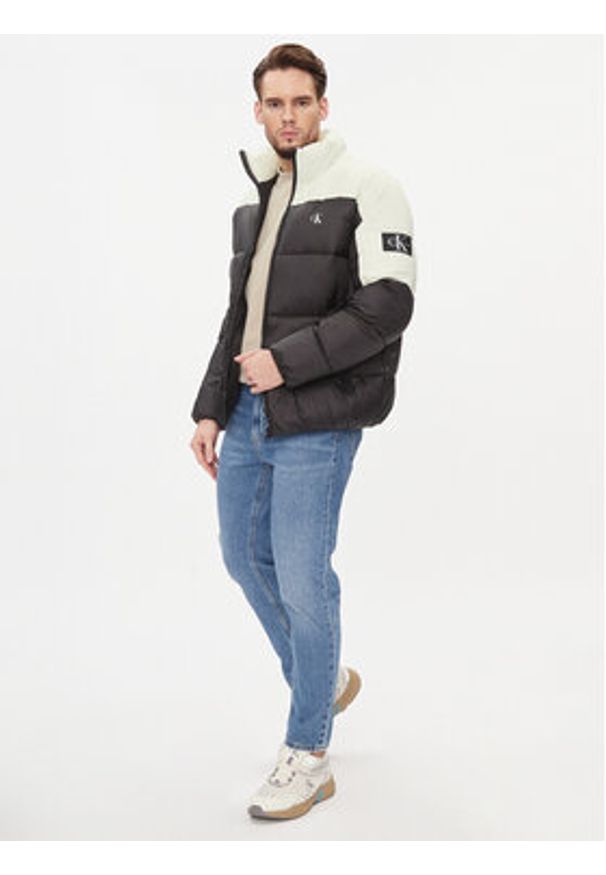 Calvin Klein Jeans Kurtka zimowa J30J323461 Czarny Regular Fit. Kolor: czarny. Materiał: syntetyk. Sezon: zima
