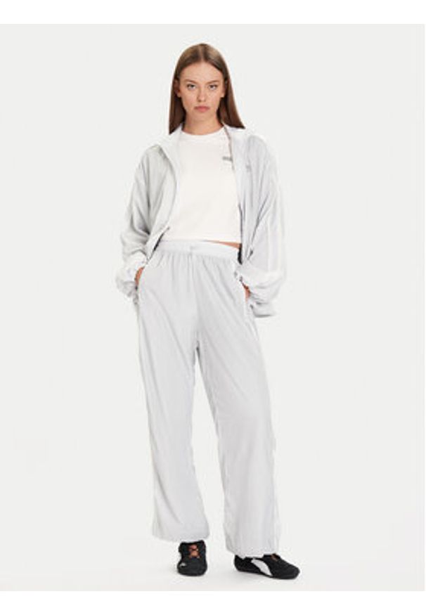 Puma Spodnie dresowe PUMA X ROSÉ T7 633796 32 Srebrny Relaxed Fit. Kolor: srebrny. Materiał: syntetyk