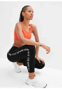 bonprix - Spodnie dresowe ze ściągaczem w talii i u dołu nogawek z napisem. Kolor: czarny. Materiał: dresówka. Wzór: napisy #1