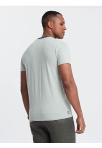 Ombre Clothing - T-shirt męski z surowym wykończeniem – szarozielony V2 - Rozmiar: XXL. Okazja: na co dzień. Kolor: szary. Materiał: skóra, materiał, bawełna. Wzór: aplikacja. Styl: casual