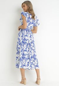 Born2be - Granatowo-Biała Kopertowa Sukienka Maxi w Kwiaty z Falbanką i Wiązaniem Xahna. Typ kołnierza: kołnierz z falbankami. Kolor: niebieski. Materiał: materiał. Długość rękawa: krótki rękaw. Wzór: kwiaty. Sezon: wiosna, lato. Typ sukienki: kopertowe. Długość: maxi #4