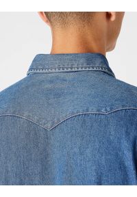 Wrangler - WRANGLER 27MW 1YEAR MĘSKA KOSZULA JEANSOWA JEANS W5MSLW924 112130248. Okazja: na co dzień, do pracy. Typ kołnierza: kaptur. Materiał: jeans. Długość rękawa: długi rękaw. Długość: długie. Sezon: lato. Styl: vintage, klasyczny, elegancki, casual