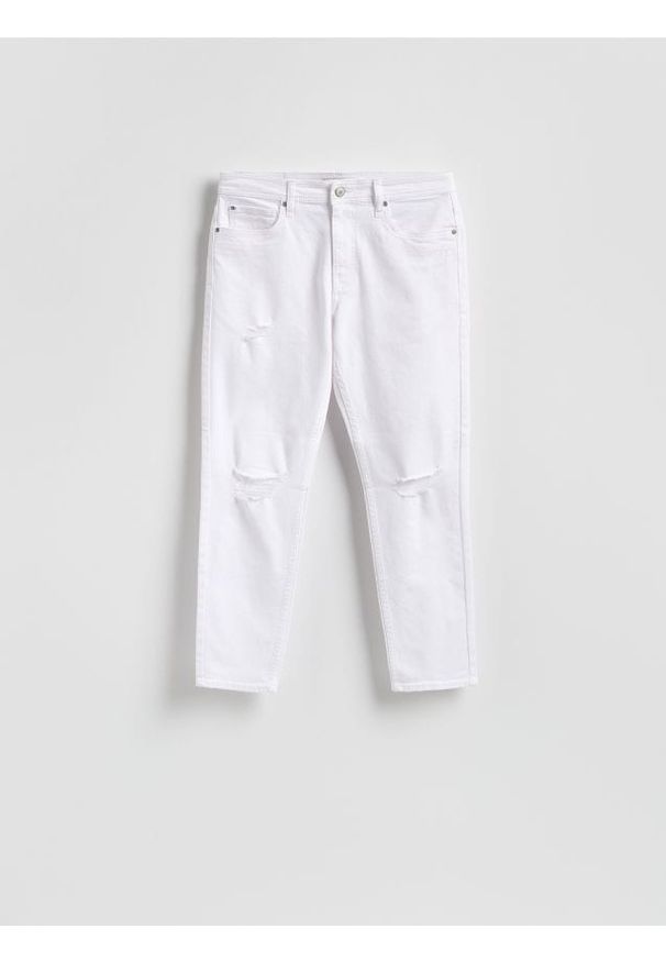 Reserved - Jeansy carrot slim z przetarciami - biały. Kolor: biały