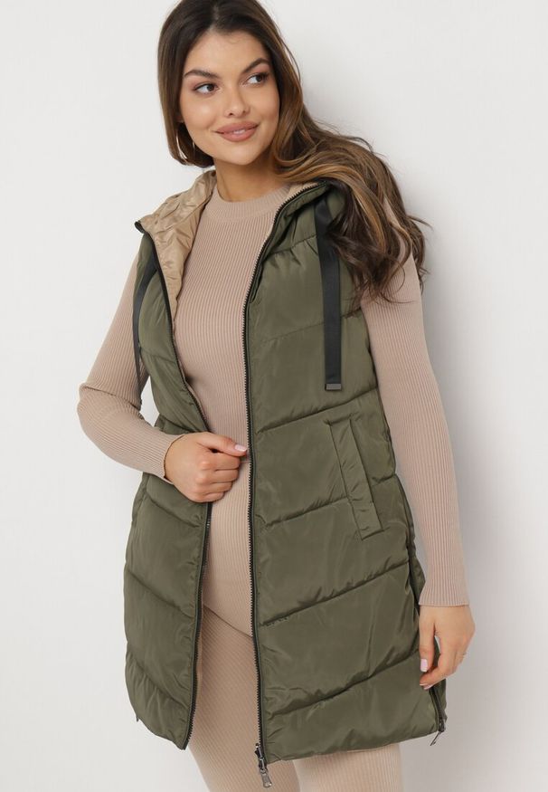 Born2be - Ciemnozielona Pikowana Kamizelka Dwustronna z Kapturem i Sznurkami Leorani. Okazja: na spacer, na co dzień. Typ kołnierza: kaptur. Kolor: zielony. Materiał: jeans. Styl: casual, sportowy