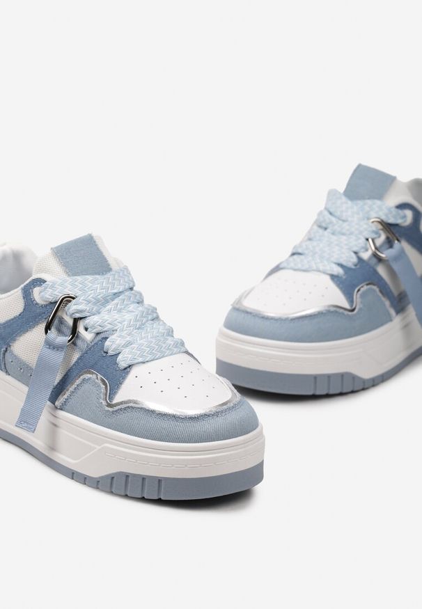 Renee - Niebiesko-Białe Sneakersy na Niskiej Platformie z Zawieszką i Ozdobnymi Sznurówkami Salam. Okazja: na co dzień, na spacer. Zapięcie: sznurówki. Kolor: niebieski. Materiał: jeans. Sezon: wiosna, lato. Obcas: na platformie. Sport: turystyka piesza