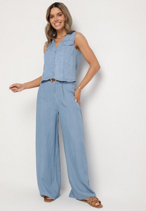 Born2be - Niebieski Komplet Szerokie Spodnie i Bluzka Bez Rękawów z Imitacją Kieszonek Saralira. Kolor: niebieski. Materiał: materiał