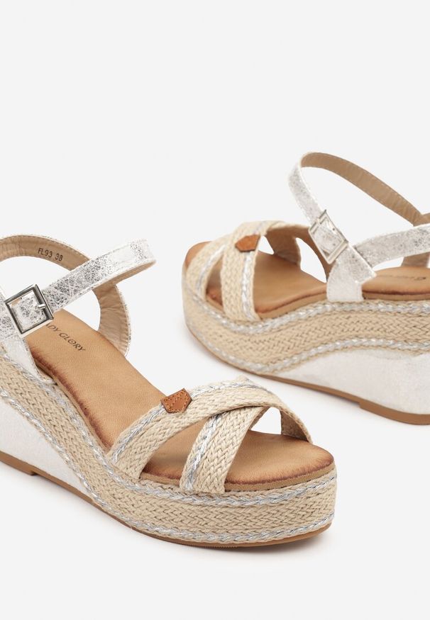 Renee - Srebrne Sandały ze Wstawkami z Plecionki na Koturnie Neroliana. Okazja: na co dzień. Kolor: srebrny. Materiał: len. Sezon: lato. Obcas: na koturnie. Styl: casual, elegancki