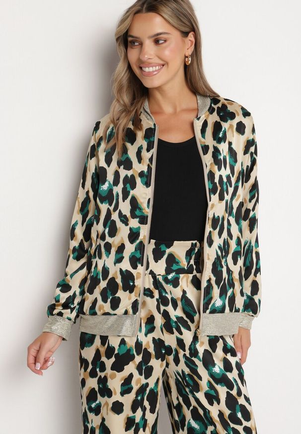 Born2be - Beżowo-Zielona Kurtka Bomberka w Panterkę ze Ściągaczami Irira. Okazja: na spacer, na co dzień. Kolor: beżowy. Materiał: jeans. Długość rękawa: długi rękaw. Długość: długie. Wzór: motyw zwierzęcy. Styl: elegancki, casual