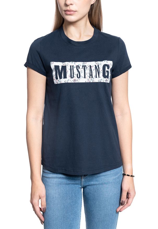 Mustang - DAMSKI T-SHIRT MUSTANG ALINA C PRINT 1010753 4136. Okazja: na imprezę, na spacer, na co dzień. Materiał: materiał, jeans, denim, bawełna. Długość rękawa: krótki rękaw. Długość: krótkie. Wzór: nadruk. Sezon: lato. Styl: wakacyjny, sportowy, elegancki, casual, klasyczny