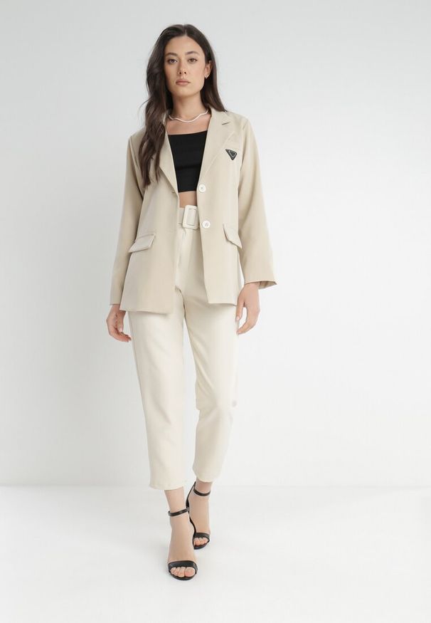 Born2be - Jasnobeżowa Marynarka Timothoe. Okazja: na co dzień, na spotkanie biznesowe. Kolekcja: plus size. Kolor: beżowy. Długość rękawa: długi rękaw. Długość: długie. Wzór: aplikacja. Styl: biznesowy, klasyczny, casual