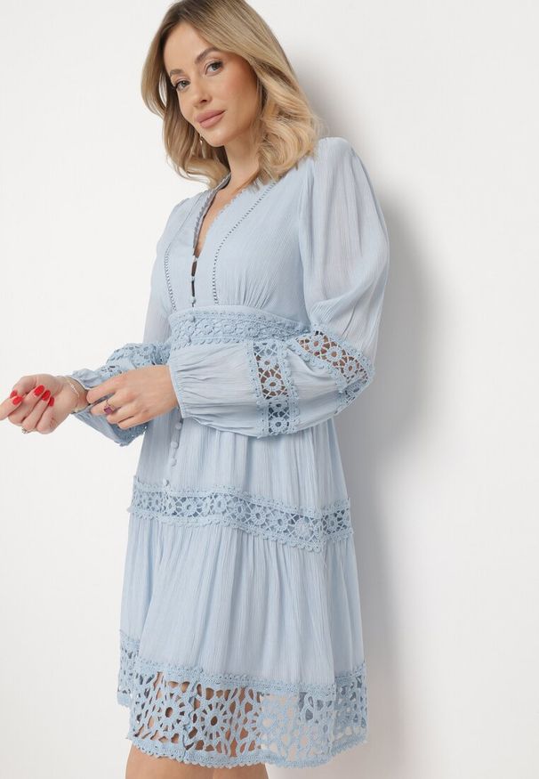 Born2be - Jasnoniebieska Sukienka Mini z Ażurowymi Wstawkami i Gumką w Talii Raliasa. Kolor: niebieski. Materiał: koronka. Wzór: ażurowy. Styl: boho. Długość: mini