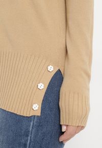 Born2be - Beżowy Sweter Ozdobiony Guzikami i Rozcięciami na Dole Malioppe. Kolor: beżowy. Materiał: tkanina, dzianina. Długość rękawa: długi rękaw. Długość: długie. Wzór: aplikacja #2