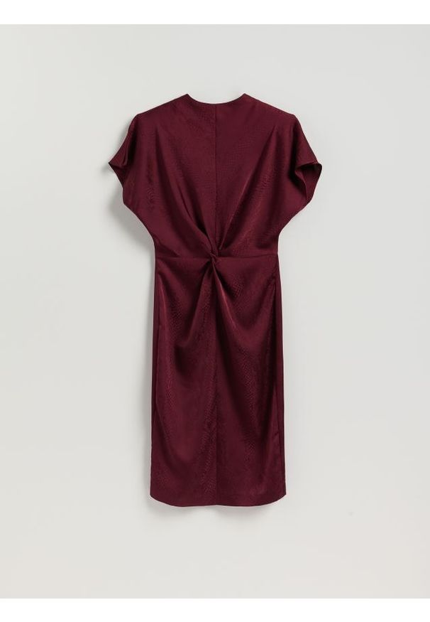 Reserved - Sukienka w zwierzęcy wzór - bordowy. Kolor: czerwony. Materiał: tkanina. Wzór: motyw zwierzęcy. Typ sukienki: proste