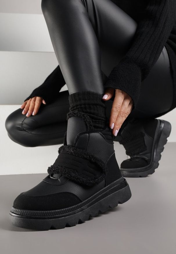 Renee - Czarne Śniegowce Ozdobione Futerkiem i Przeszyciami Newelara. Okazja: na co dzień. Zapięcie: rzepy. Kolor: czarny. Materiał: futro. Wzór: aplikacja. Styl: casual