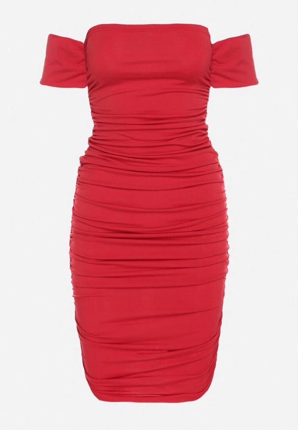 Born2be - Czerwona Sukienka o Dopasowanym Kroju z Odkrytymi Ramionami i Drapowaniem Tosoria. Okazja: na co dzień. Kolor: czerwony. Typ sukienki: z odkrytymi ramionami. Styl: casual