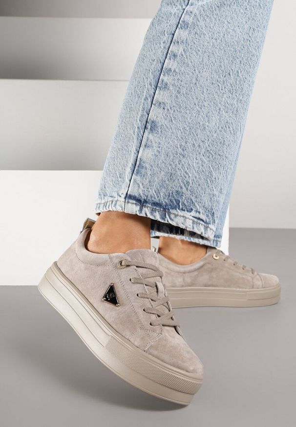 Renee - Szare Sneakersy na Platformie z Zamszu Naturalnego Ozdobione Aplikacją Beliale. Okazja: na co dzień. Kolor: szary. Materiał: zamsz. Wzór: aplikacja. Obcas: na platformie