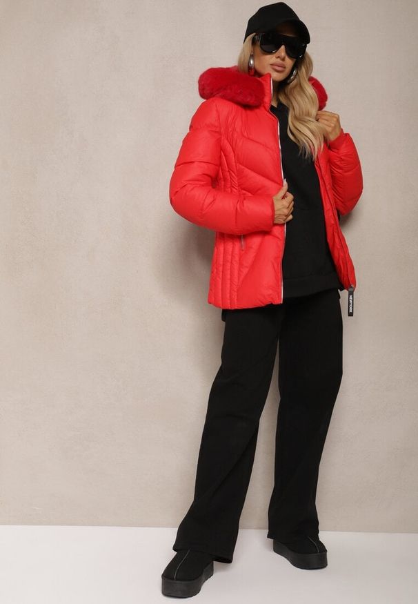 Renee - Czerwona Pikowana Kurtka o Taliowanym Kroju z Futrzanym Kapturem i Ozdobnymi Suwakami Ventinia. Okazja: na co dzień. Kolor: czerwony. Materiał: futro. Styl: elegancki, casual