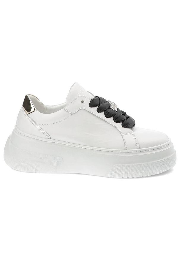 CheBello - Białe Sneakersy Chebello Modne Obuwie Damskie Na Platformie. Okazja: na co dzień. Zapięcie: zamek. Kolor: biały. Materiał: jeans, skóra. Wzór: aplikacja, kwiaty. Obcas: na platformie. Sport: turystyka piesza