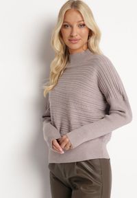 Born2be - Ciemnobeżowy Sweter z Wełną o Asymetrycznym Fasonie z Tłoczeniem Sarositte. Kolor: beżowy. Materiał: wełna