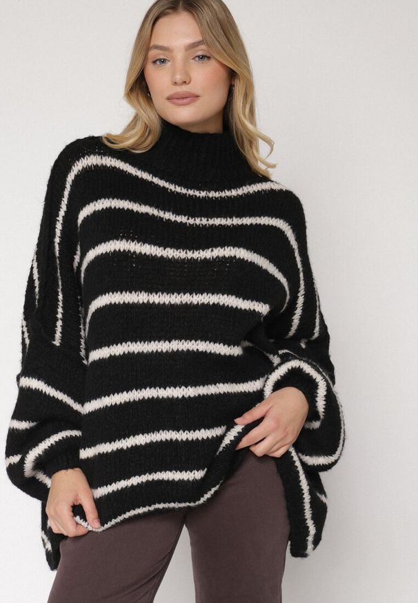 Born2be - Czarny Golf Oversize w Paski z Domieszką Wełny i Wiskozy Nexeia. Okazja: na co dzień. Typ kołnierza: golf. Kolor: czarny. Materiał: wełna, wiskoza. Wzór: paski. Styl: klasyczny, casual, elegancki