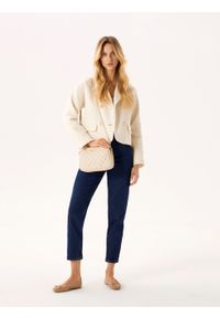 Kazar - Skórzana torebka na pasku zdobiona pikowaniem. Kolor: beżowy. Wzór: aplikacja. Materiał: skórzane. Styl: biznesowy, casual #2