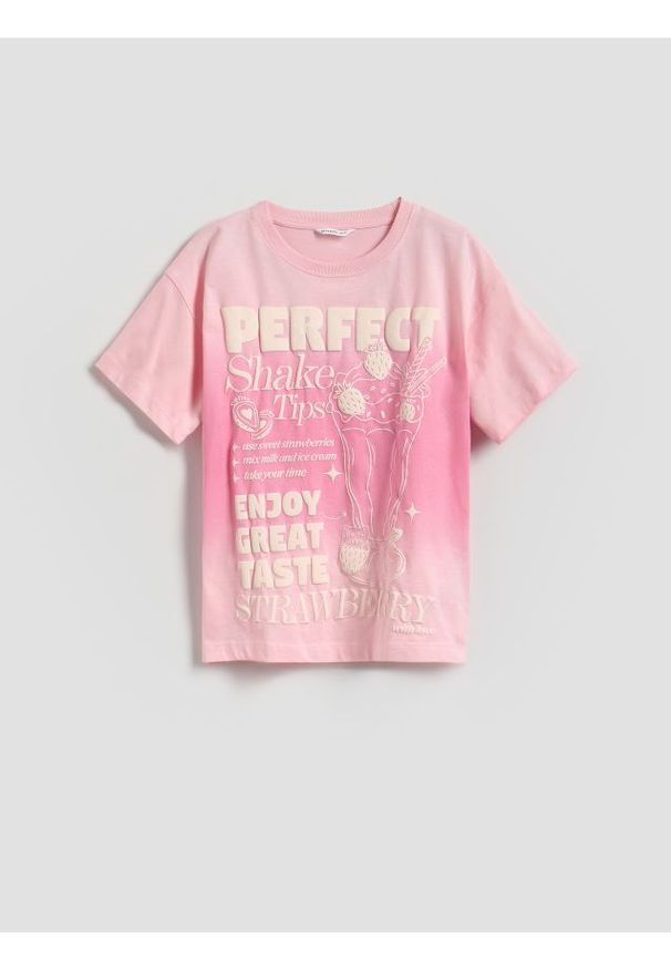 Reserved - Luźny t-shirt z nadrukiem - pastelowy róż. Kolor: różowy. Materiał: bawełna. Wzór: nadruk