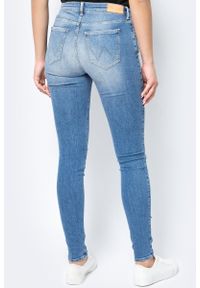 Wrangler - WRANGLER SKINNY RAZZLE BLUE W28KRG17V. Wzór: aplikacja