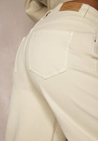 Renee - Jasnobeżowe Jeansy Wide Leg High Waist z Postrzępionymi Krawędziami Brizess. Stan: podwyższony. Kolor: beżowy #3