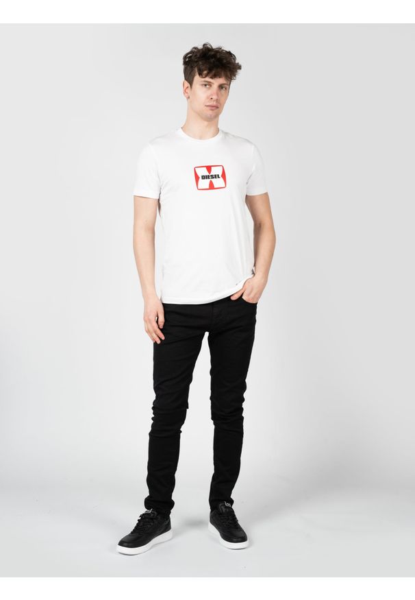 Diesel T-Shirt "T-Diegor" | A03848-0GRAI-100 | Mężczyzna | Biały. Okazja: na co dzień. Kolor: biały. Materiał: bawełna. Wzór: nadruk. Styl: casual