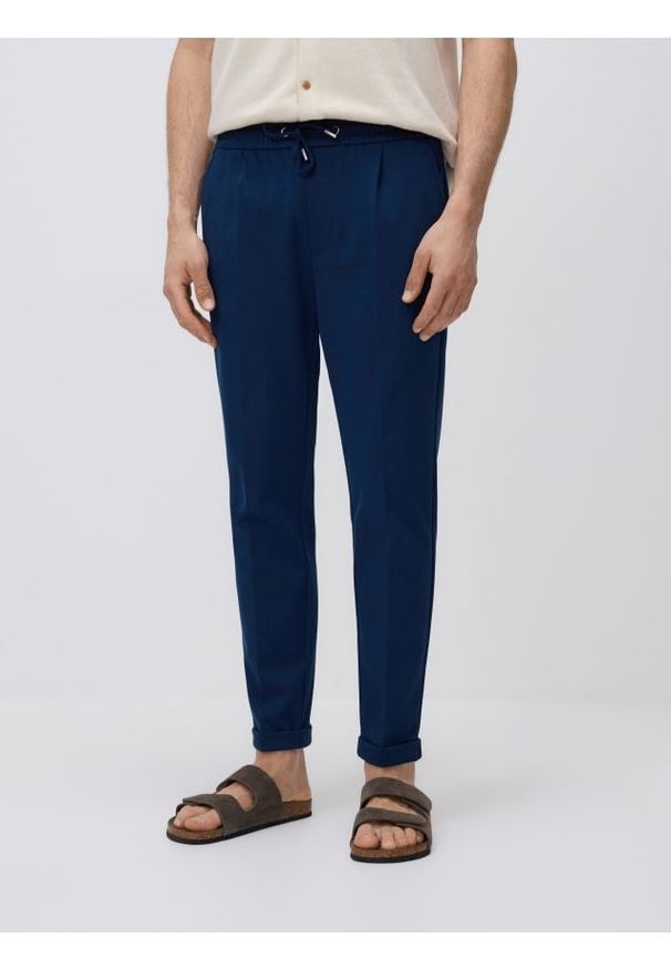 Reserved - Spodnie regular z włóknem bambusowym - granatowy. Kolor: niebieski. Materiał: włókno