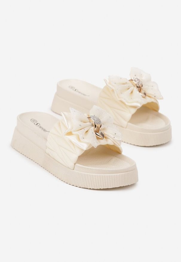 Born2be - Beżowe Klapki na Grubej Podeszwie z Ozdobną Kokardą Kinnela. Kolor: beżowy. Styl: glamour, elegancki