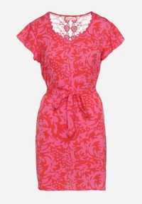 Born2be - Fuksjowa Sukienka z Krótkim Rękawem Ozdobiona Siateczką przy Dekolcie z Materiałowym Paskiem Meada. Kolor: różowy. Materiał: materiał. Długość rękawa: krótki rękaw. Wzór: aplikacja. Typ sukienki: dopasowane. Styl: elegancki #6