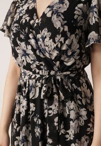 Born2be - Czarna Kopertowa Sukienka w Kwiaty z Wiązanym Paskiem i Brokatem Hilingea. Okazja: na imprezę, do pracy, na co dzień. Kolor: czarny. Wzór: kwiaty. Typ sukienki: kopertowe. Styl: casual, elegancki. Długość: midi #6