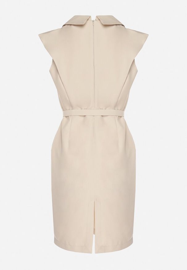 Born2be - Beżowa Dopasowana Sukienka Ozdobiona Paskiem z Klamrą Nandelli. Okazja: na spotkanie biznesowe. Typ kołnierza: dekolt w kształcie V. Kolor: beżowy. Wzór: aplikacja. Typ sukienki: dopasowane. Styl: biznesowy