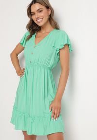 Born2be - Zielona Rozkloszowana Bawełniana Sukienka z Guzikami i Falbanami Natinema. Okazja: na co dzień. Typ kołnierza: dekolt w serek. Kolor: zielony. Materiał: bawełna. Sezon: lato. Styl: casual #1