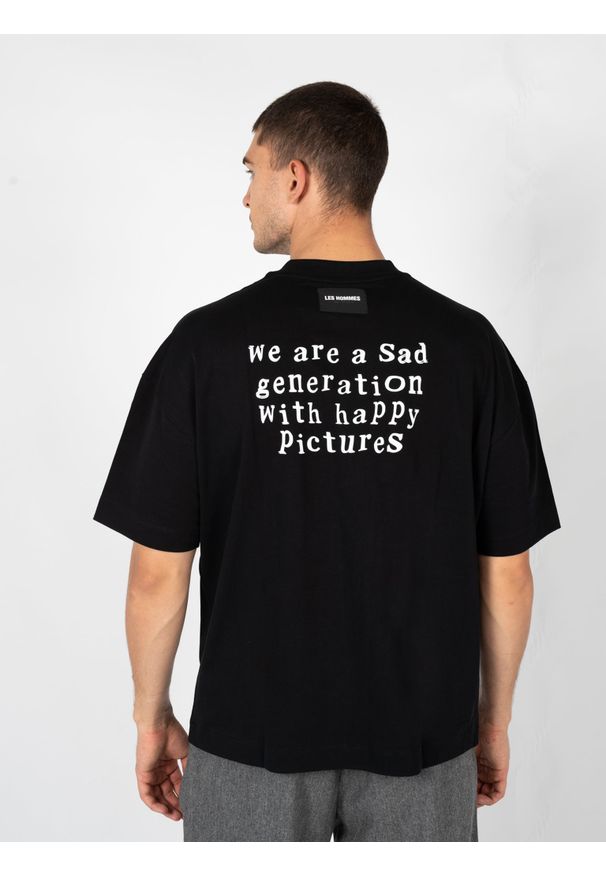 Les Hommes T-Shirt "Happy Pictures" | LBT1015700P | Mężczyzna | Czarny. Okazja: na co dzień. Kolor: czarny. Materiał: bawełna. Wzór: nadruk. Styl: klasyczny, elegancki, casual