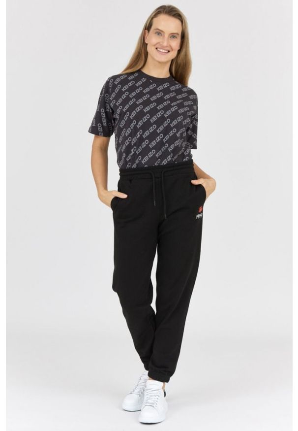 Kenzo - KENZO Czarne spodnie dresowe damskie z kwiatkiem. Kolor: czarny. Materiał: dresówka. Wzór: kwiaty. Sport: bieganie