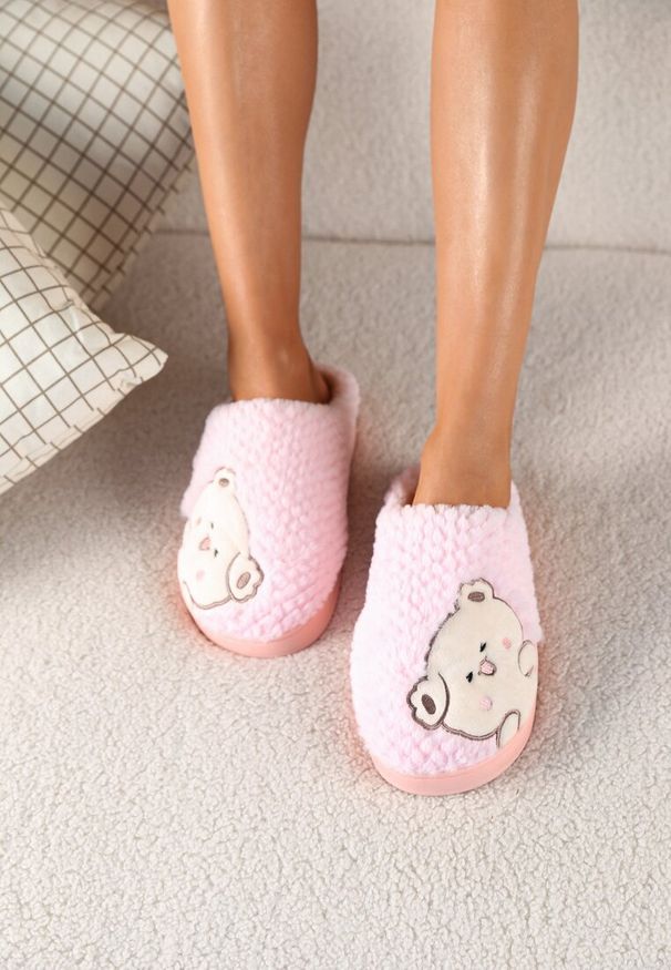 Born2be - Różowe Kapcie na Grubej Podeszwie z Haftowanym Wzorem Laonora. Okazja: do domu. Kolor: różowy. Wzór: haft. Styl: elegancki