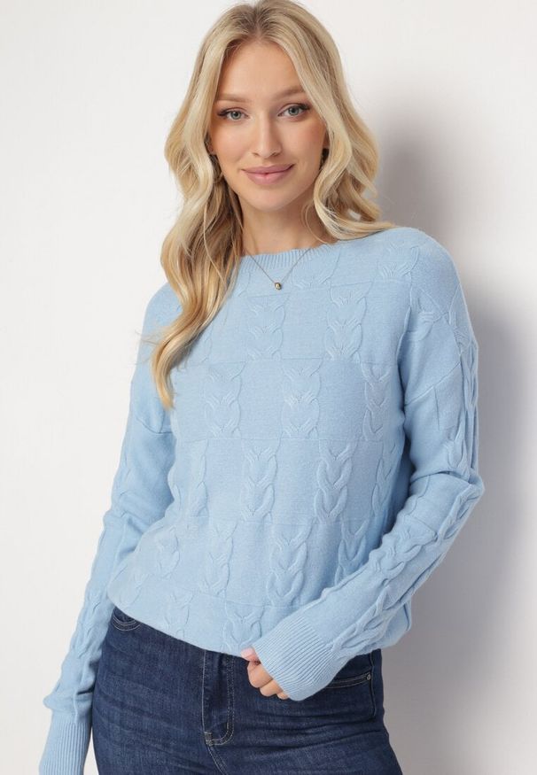 Born2be - Jasnoniebieski Sweter o Warkoczowym Splocie z Okrągłym Dekoltem Selinera. Kolor: niebieski. Materiał: dzianina. Wzór: ze splotem. Styl: klasyczny