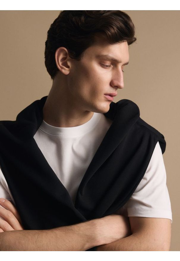 Reserved - T-shirt regular z interlokowym splotem - biały. Kolor: biały. Materiał: dzianina. Wzór: ze splotem