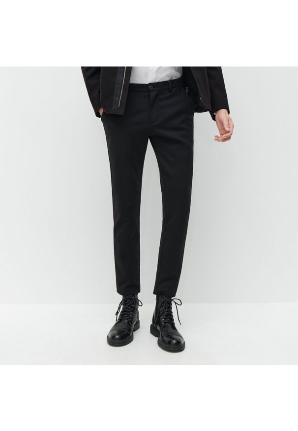 Reserved - Dzianinowe spodnie chino - Czarny. Kolor: czarny. Materiał: dzianina
