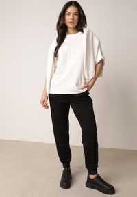 Born2be - Czarne Spodnie Dresowe Joggery z Wysokim Stanem i Ściągaczami przy Kostkach Janlea. Okazja: do domu, na co dzień, na spacer. Stan: podwyższony. Kolor: czarny. Materiał: dresówka. Długość: krótkie. Styl: sportowy, klasyczny, casual #2