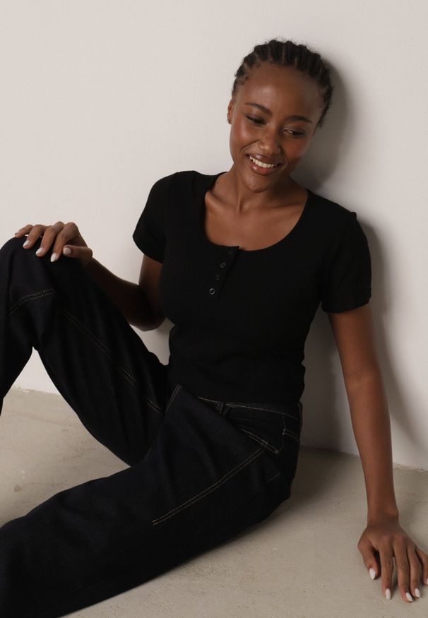 Born2be - Czarny Prążkowany Top Bawełniany z Guzikami przy Dekolcie Nedera. Okazja: na co dzień. Kolor: czarny. Materiał: prążkowany, bawełna. Styl: casual, klasyczny