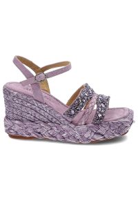 Fioletowe Sandały Alma En Pena Stylowe Buty Na Koturnie. Okazja: na co dzień, na spacer. Zapięcie: sprzączka, pasek. Kolor: fioletowy. Szerokość cholewki: normalna. Wzór: aplikacja. Materiał: skóra, koronka, zamsz. Sezon: lato. Obcas: na koturnie. Styl: elegancki. Wysokość obcasa: średni #4