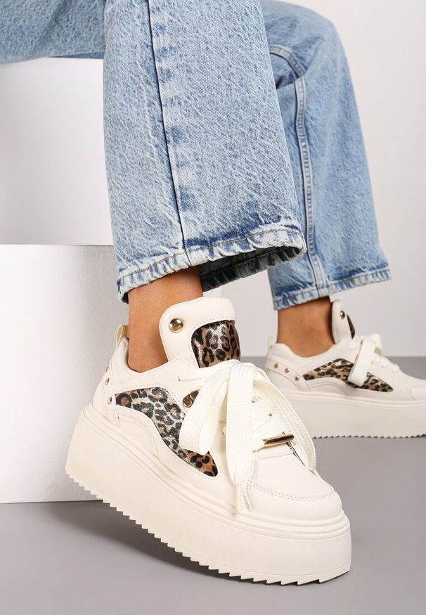 Renee - Panterkowe Sneakersy na Platformie Ozdobione Nitami i Metalicznymi Elementami Azista. Nosek buta: okrągły. Zapięcie: sznurówki. Kolor: beżowy. Materiał: jeans. Szerokość cholewki: normalna. Wzór: aplikacja. Obcas: na platformie. Wysokość obcasa: średni