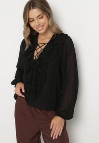 Born2be - Czarna Bluzka z Żabotem z Falbankami i Wiązaniem przy Dekolcie Esminea. Okazja: na co dzień. Typ kołnierza: kołnierz z falbankami, z żabotem. Kolor: czarny. Materiał: jeans, poliester. Długość: długie. Wzór: aplikacja. Styl: klasyczny, casual, elegancki #3